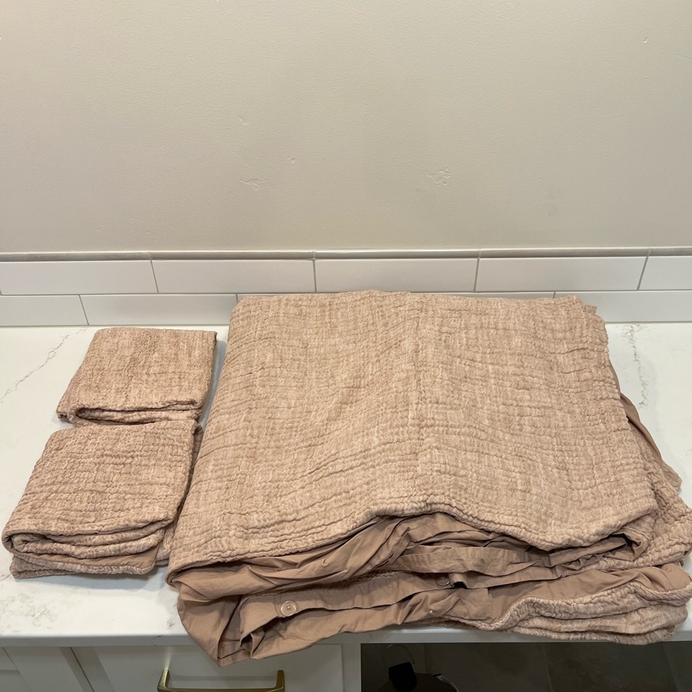 Pottery Barn Cloud King Duvet Cover and Standard Shams